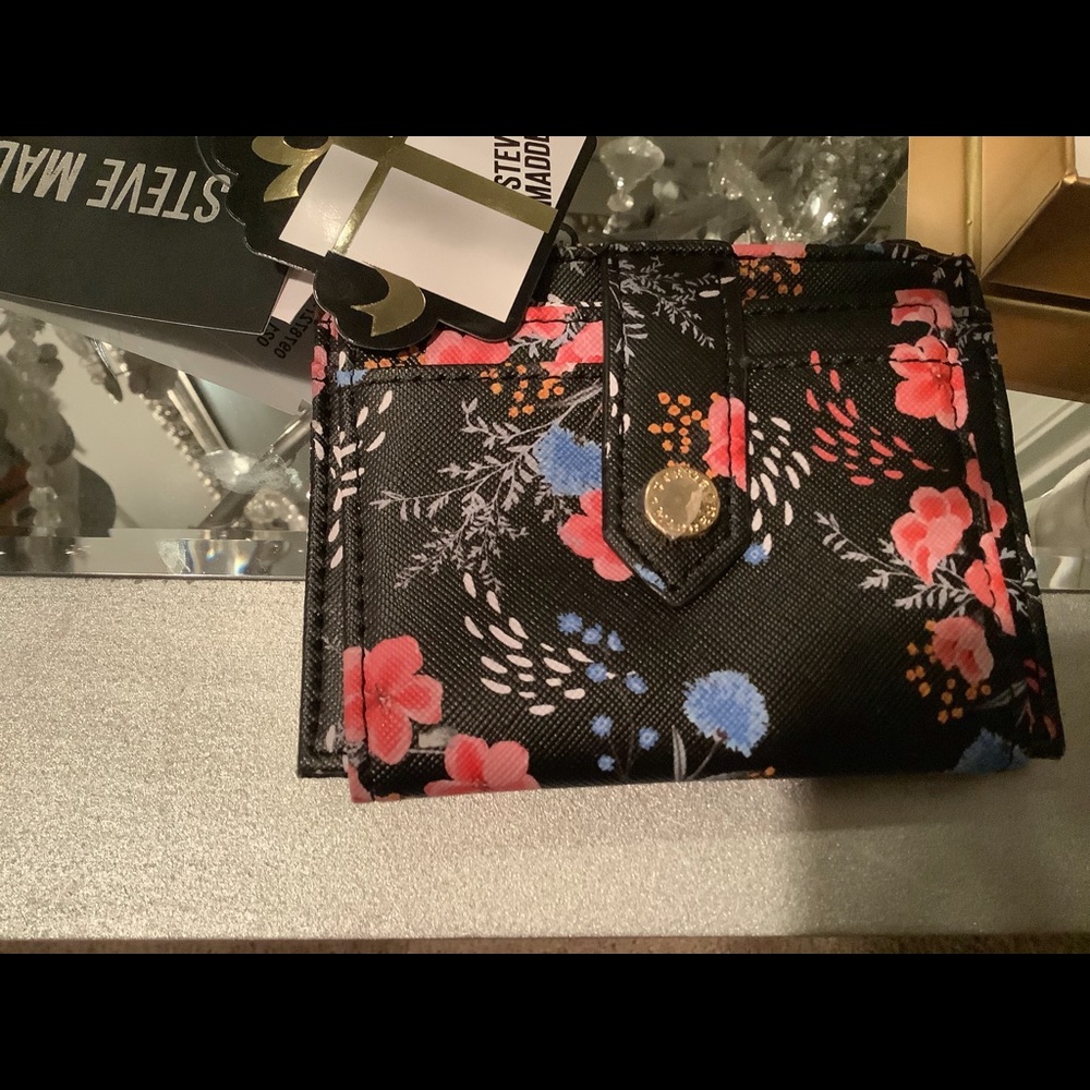 Beautiful Steve Madden floral wallet beautiful colors
